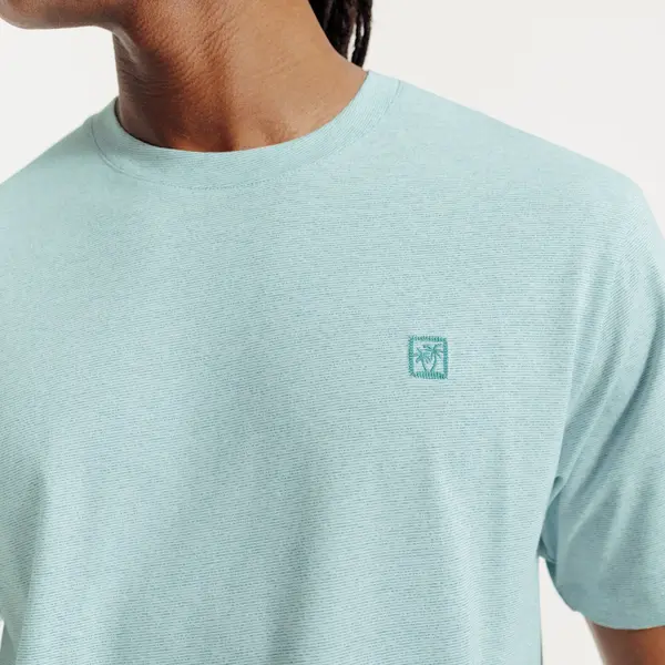 Tee shirt effet microrayé broderie poitrine