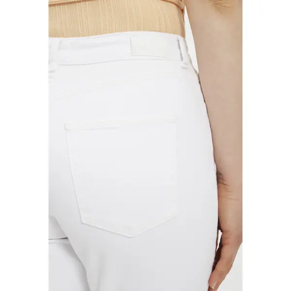 Jeans blanc coupe mom