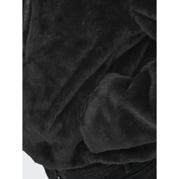 >Veste fausse fourrure noire JDY femme – élégance et chaleur pour la saison froide