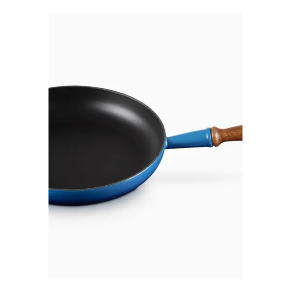 Poêle 28cm en fonte émaillée bleu azur avec manche en bois - Le Creuset