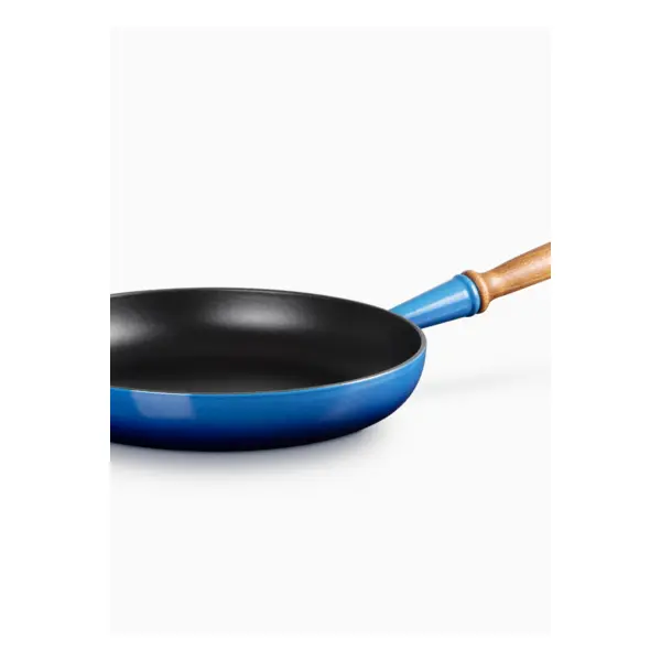 Poêle 28cm en fonte émaillée bleu azur avec manche en bois - Le Creuset