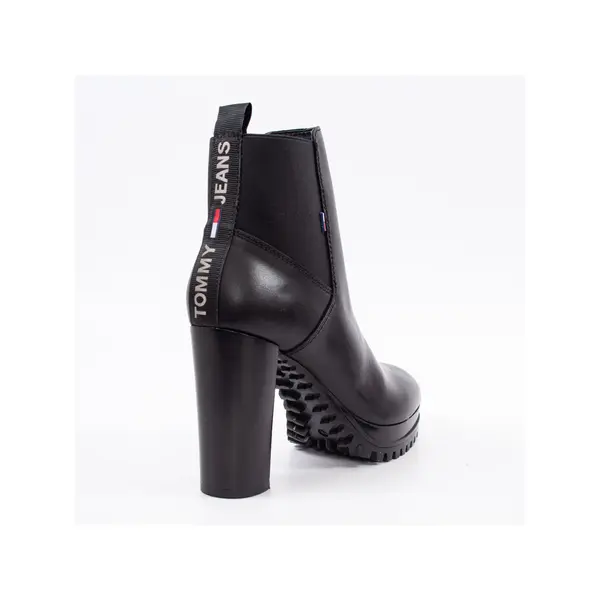 Essential cleated heeled