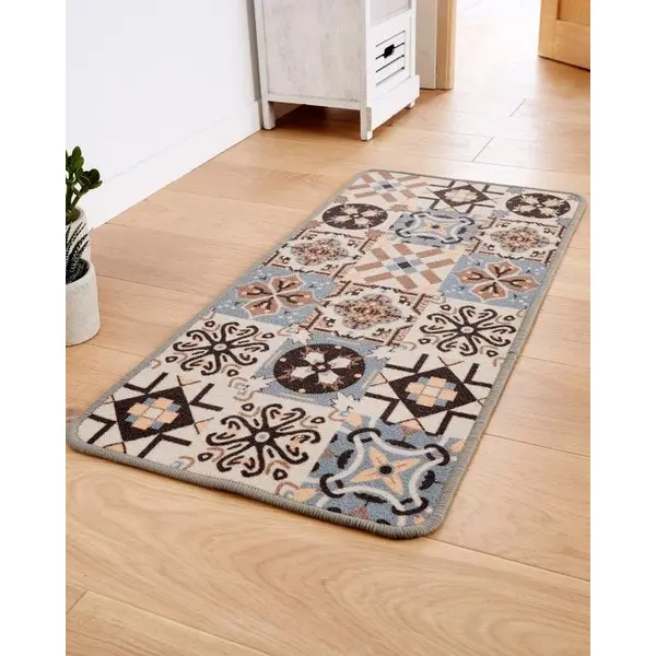 Tapis motif carreaux de ciment.