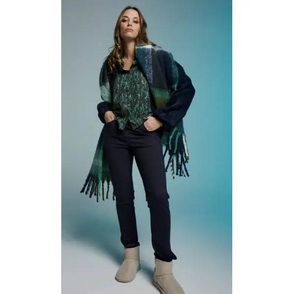 Pantalon bleu marine coupe slim push-up femme ETYMOLOGIE – Élégance et confort automne-hiver 2025