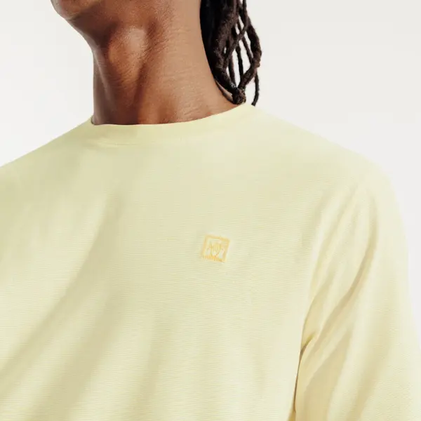 Tee shirt effet microrayé broderie poitrine