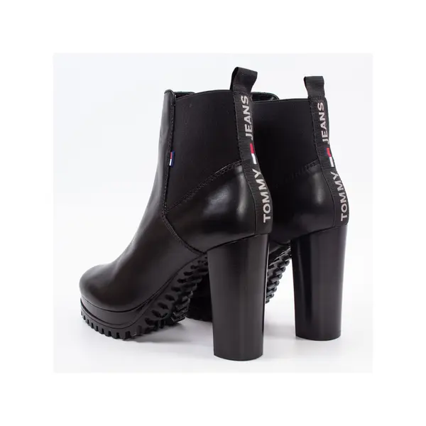 Essential cleated heeled